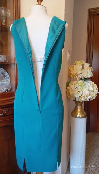 Elegante traje ceremonia verde azulado