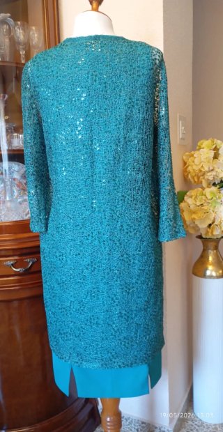 Elegante traje ceremonia verde azulado