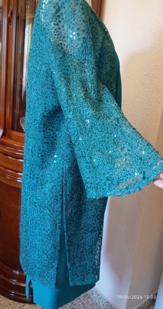 Elegante traje ceremonia verde azulado