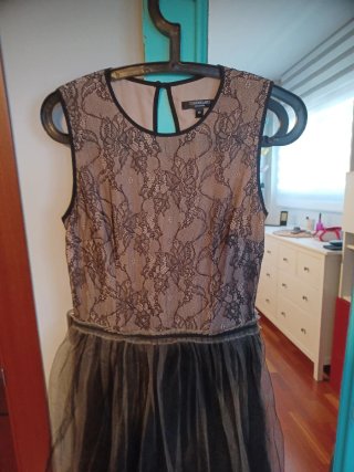 Vestido de fiesta encaje  tul, muy elegante,comodo
