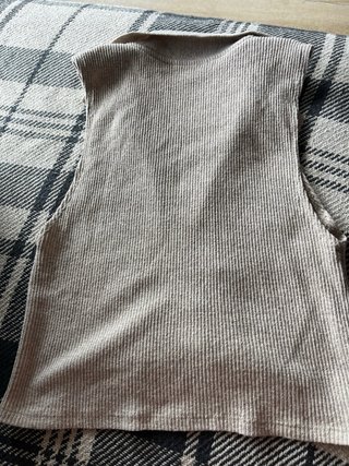 Top Zara sin mangas con cuello pico y cordón