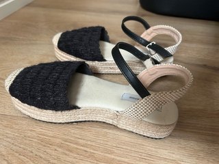 Sandalias de mujer negras y beige