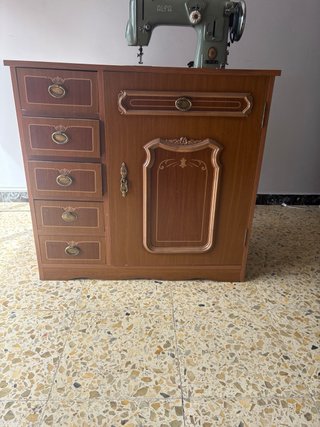 Máquina de coser Alfa vintage con mueble y motor