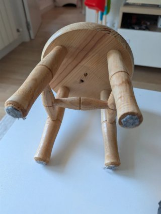 Taburete de madera pequeño