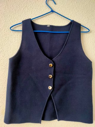 Chaleco azul marino con botones dorados