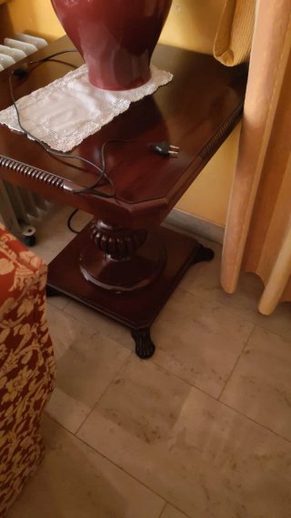 Mesa auxiliar madera oscura