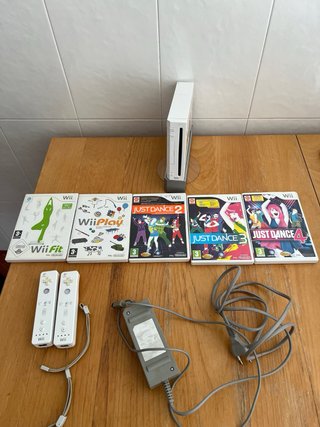 Nintendo Wii + 5 Juegos + 2 Mandos