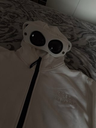 Sudadera CP Company con cremallera y gafas