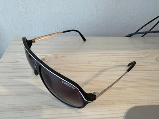 Gafas de sol Carrera negras y blancas