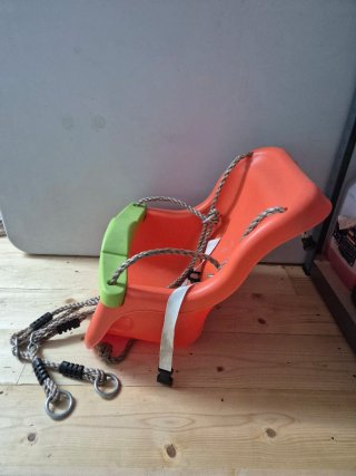 Columpio infantil naranja y verde