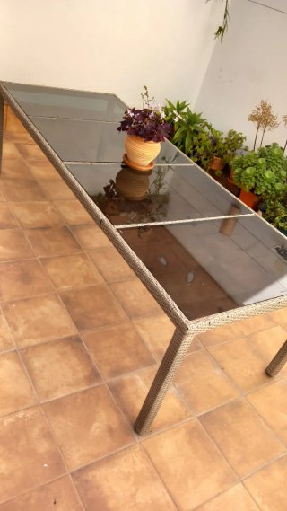 Tavolo in rattan e vetro per esterni