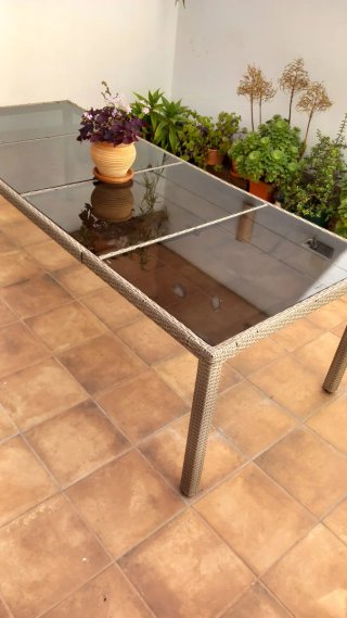 Tavolo in rattan e vetro per esterni