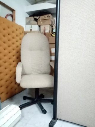 Sillón de oficina a juego con separador.