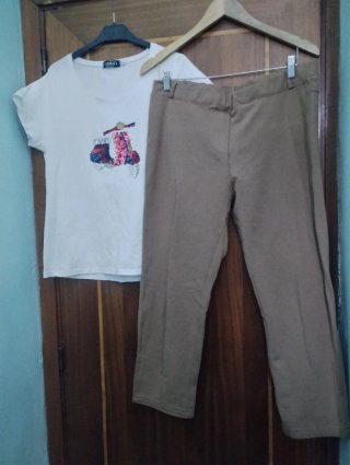 Conjunto KIRA: Camiseta blanca y pantalón marrón