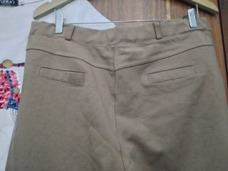 Conjunto KIRA: Camiseta blanca y pantalón marrón