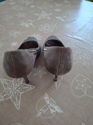 Zapatos tacón Zara T.38 grises tachuelas