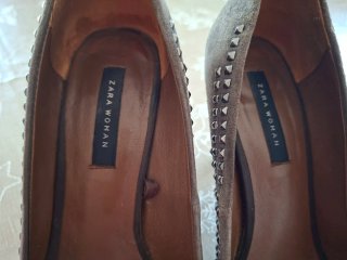Zapatos tacón Zara T.38 grises tachuelas