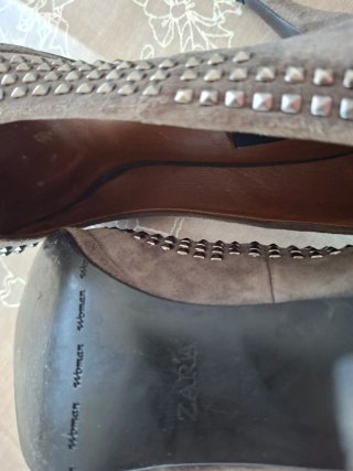 Zapatos tacón Zara T.38 grises tachuelas