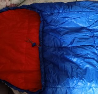 2 sacos de dormir (rojo y azul)