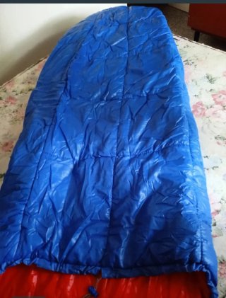 2 sacos de dormir (rojo y azul)