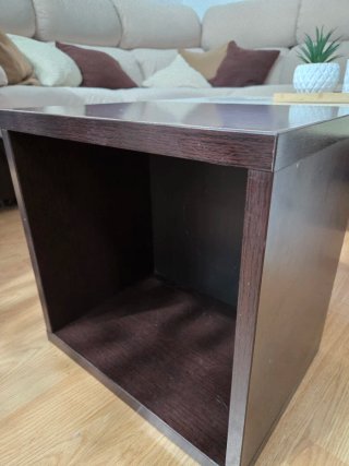 Cubo de madera marrón