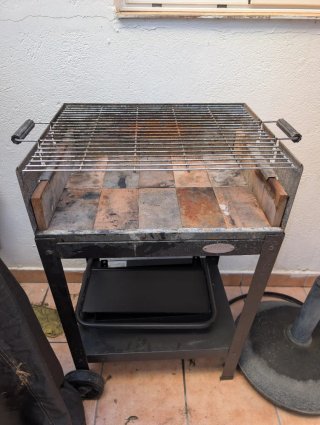 Barbacoa/parrilla con ladrillos refractarios