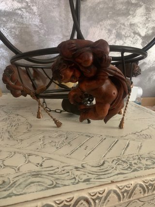 Lámpara de mesa con querubines