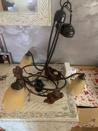 Lámpara de mesa con querubines