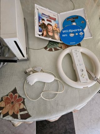 Nintendo Wii con base, mando y joystick.