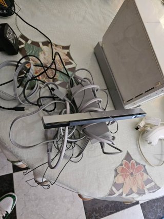 Nintendo Wii con base, mando y joystick.