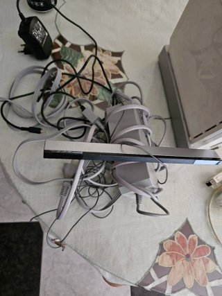 Nintendo Wii con base, mando y joystick.