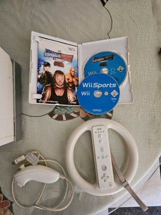 Nintendo Wii con base, mando y joystick.