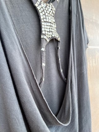 Camiseta escotada gris talla única