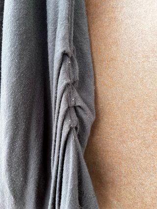 Camiseta escotada gris talla única