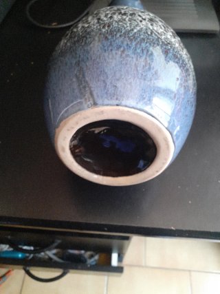 Jarrón de cerámica azul y blanco