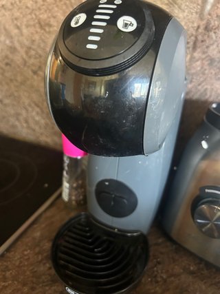 Cafetera de cápsulas gris