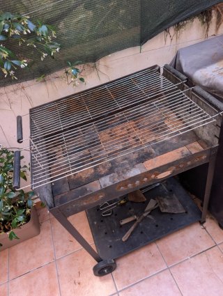 Barbacoa/parrilla con ladrillos refractarios