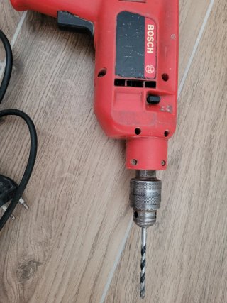 Taladro Bosch Rojo Eléctrico con cable y una broca