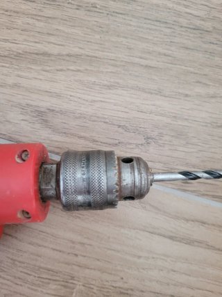 Taladro Bosch Rojo Eléctrico con cable y una broca
