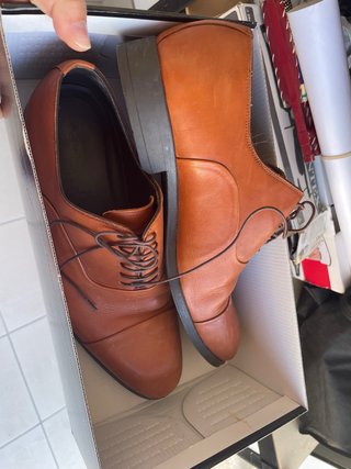 Zapatos de vestir marrones con una puesta nuevos
