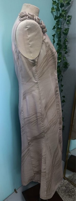 Vestido beige y gris con flores