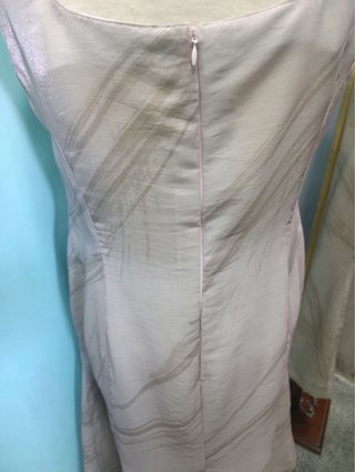 Vestido beige y gris con flores