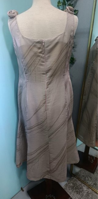 Vestido beige y gris con flores