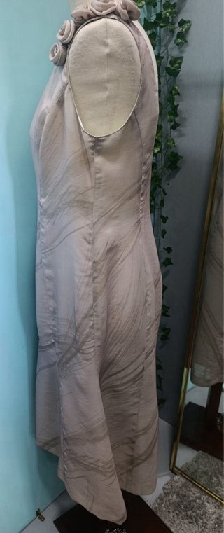 Vestido beige y gris con flores
