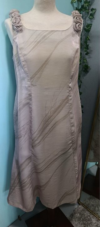 Vestido beige y gris con flores
