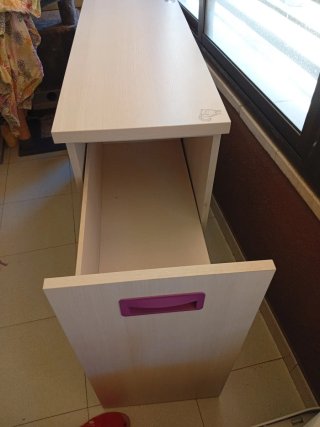 Zapatero de madera beige y morado