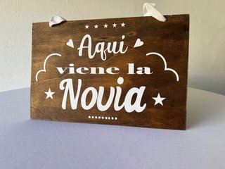 Cartel para boda aquí viene la novia