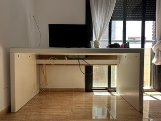 Escritorio blanco con cristal.