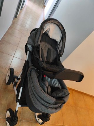 Cochecito de bebé gris