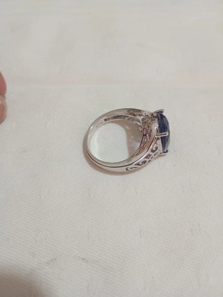 Anello con pietra viola e argento